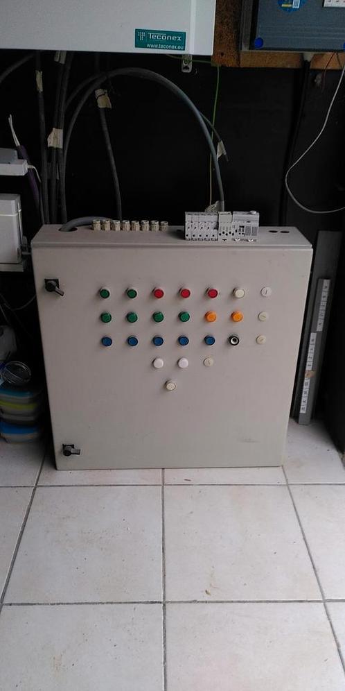Metalen zekeringkast 70x70cm incl 25+ zekeringen, Doe-het-zelf en Bouw, Elektriciteit en Kabels, Gebruikt, Ophalen