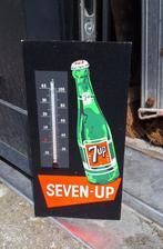 7UP thermometer, kartonnen display met afbeelding fles 7 up., Ophalen of Verzenden, Nieuw, Reclamebord