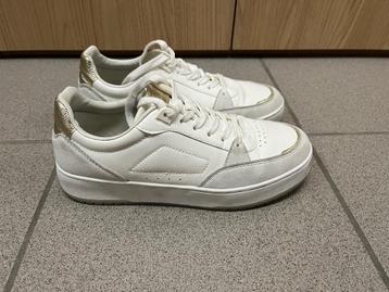 Sneaker Only beschikbaar voor biedingen