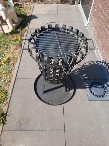 Vuurkorf met barbecue.  beschikbaar voor biedingen