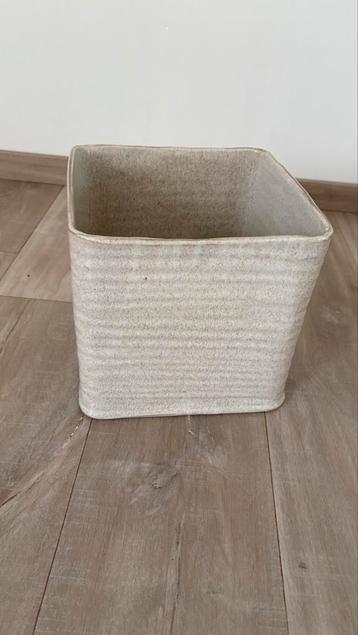 Vierkante keramische bloempot – crèmekleur – 22 x 23 cm beschikbaar voor biedingen
