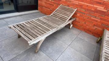 Twee teak ligbedden beschikbaar voor biedingen