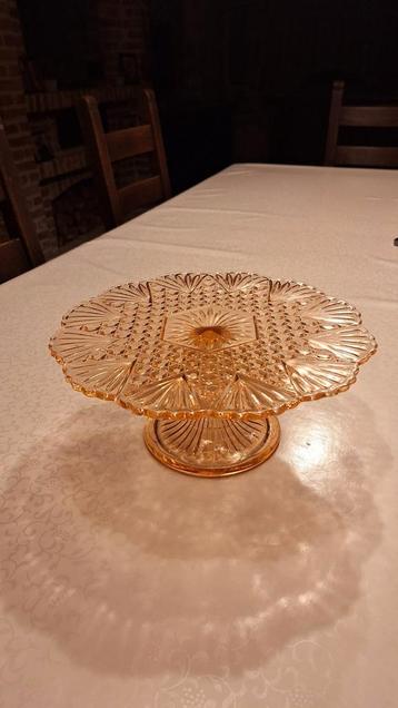 Oude, ronde taartplateau met voet,glas,roze beschikbaar voor biedingen