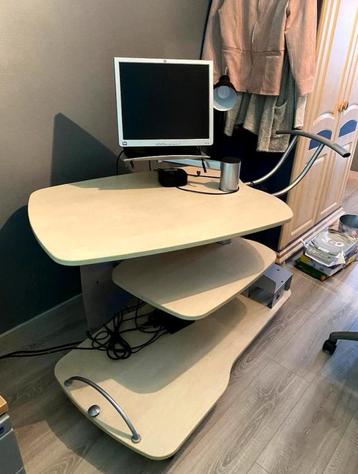 Bureau met wielen (verwijderbaar) licht hout beschikbaar voor biedingen