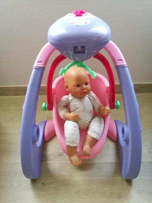 Wiegje voor speelgoedpop (op batterijen) + pop, Kinderen en Baby's, Speelgoed | Poppen, Zo goed als nieuw, Ophalen of Verzenden