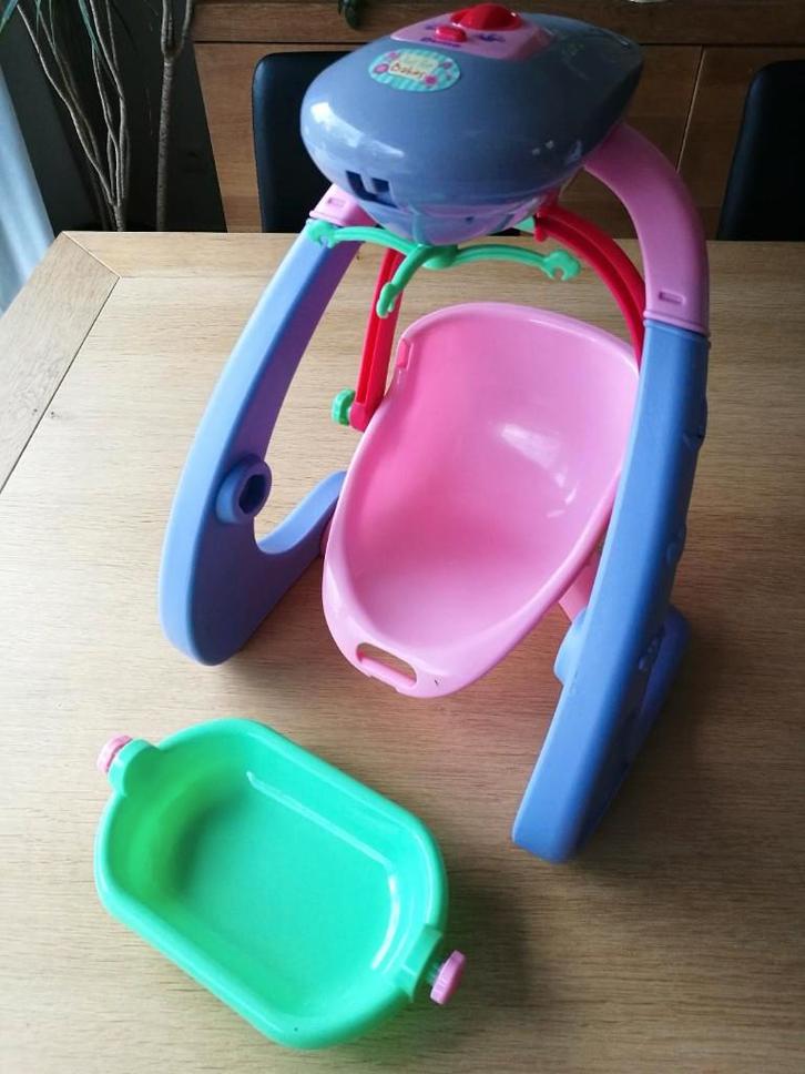 Wiegje voor speelgoedpop (op batterijen), Kinderen en Baby's, Speelgoed | Poppen, Zo goed als nieuw, Ophalen of Verzenden