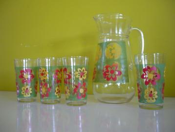 Knappe vintage sapkan met glazen bloemen beschikbaar voor biedingen