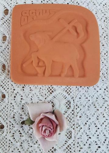 Terra Cotta tegel Agnus Dei, kruisdragend lam Gods, 1953 beschikbaar voor biedingen
