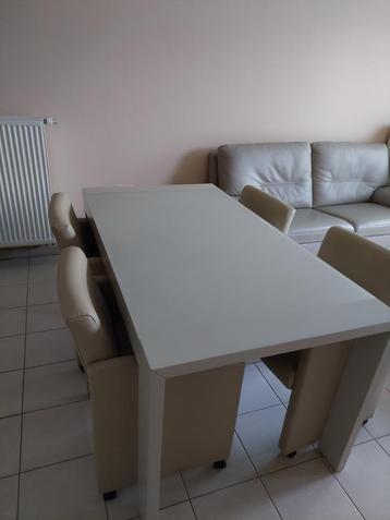 Moderne eettafel met bijhorende dressoir beschikbaar voor biedingen