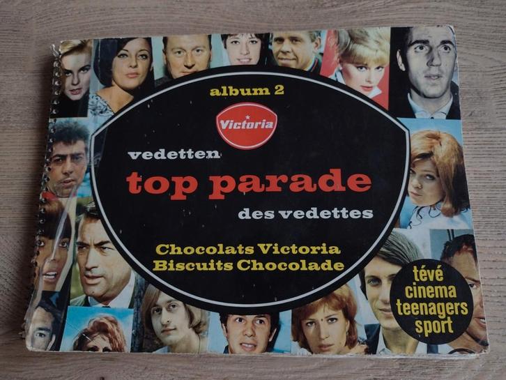 zeldzaam: VICTORIA VEDETTEN TOP PARADE ALBUM 2: 208 PRENTEN, Verzamelen, Foto's en Prenten, Gebruikt, Prent, Overige onderwerpen