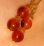 oorbellen parels rode vuuragaat, Bijoux, Sacs & Beauté, Enlèvement ou Envoi, Avec pierre précieuse, Verre, Pendantes