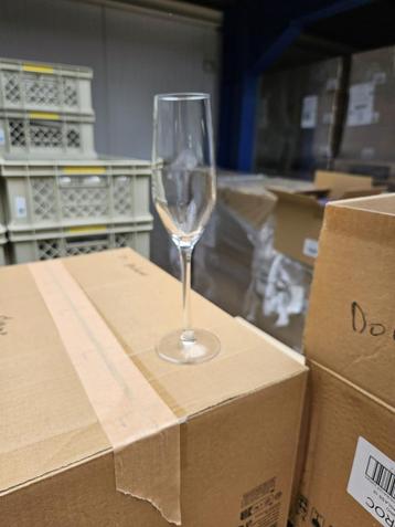 LOT FLUTE A CHAMPAGNE 24CL A SAISIR beschikbaar voor biedingen