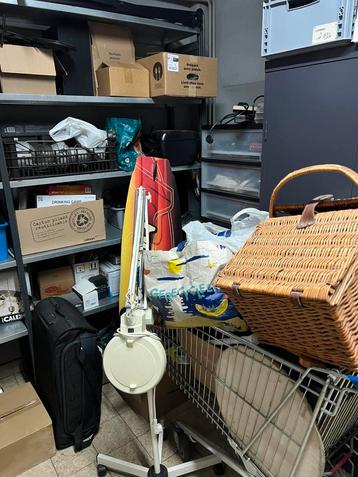 Lot spullen voor rommelmarkt beschikbaar voor biedingen