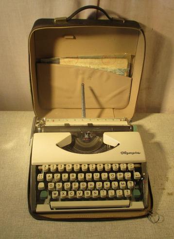 Prima Retro Typemachine van Olympia in draagtas beschikbaar voor biedingen