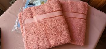 Handdoeken spons zalmkleur NIEUW nog in verpakking beschikbaar voor biedingen
