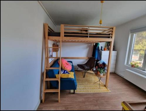 Hoogslaper 140x200 in kwalitatief hout, Huis en Inrichting, Slaapkamer | Complete slaapkamers, Zo goed als nieuw, Twijfelaar, Ophalen