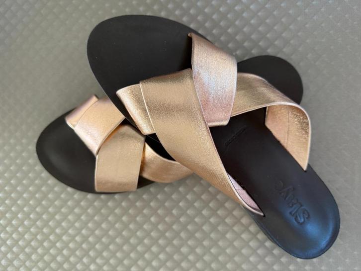 Platina Slippers Slaye (maat 42), Kleding | Dames, Schoenen, Zo goed als nieuw, Slippers, Overige kleuren, Ophalen of Verzenden