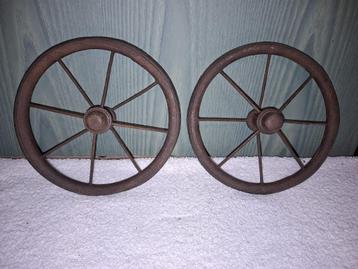 2 oude ijzeren wieltjes, jaren 1800-1900 beschikbaar voor biedingen