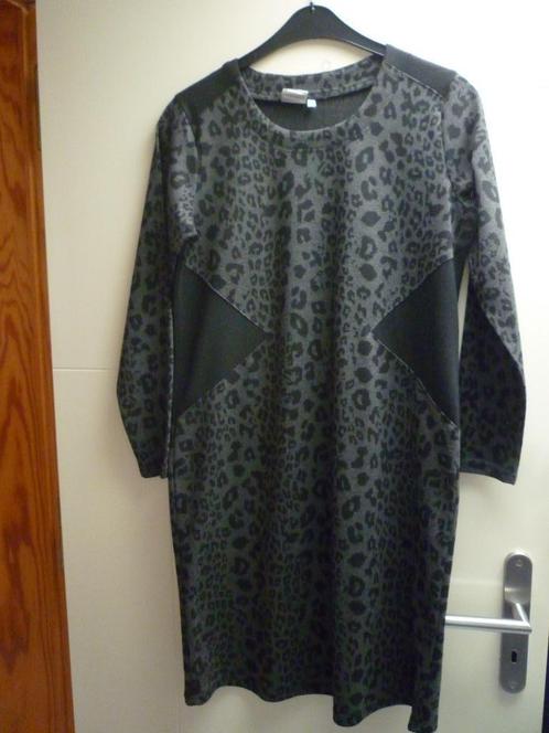 Jurk in dierenprint Signature maat medium, Kleding | Dames, Jurken, Zo goed als nieuw, Maat 42/44 (L), Grijs, Knielengte, Verzenden