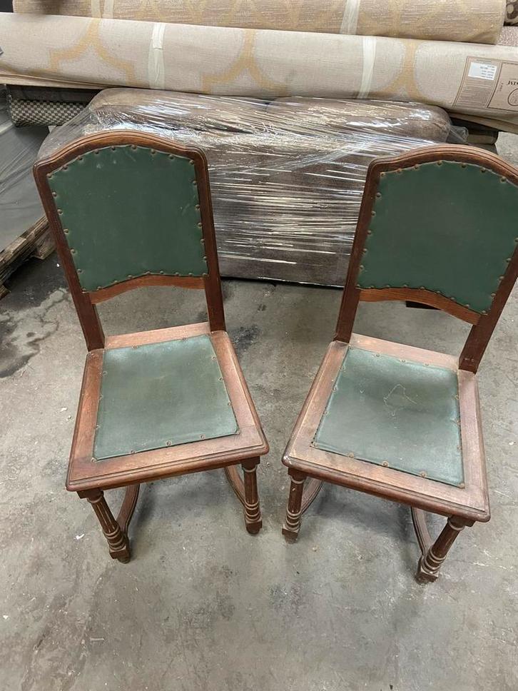 Set van 2 vintage houten stoelen – groen lederlook bekleding, Antiek en Kunst, Antiek | Meubels | Stoelen en Sofa's, Ophalen