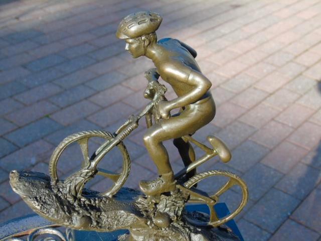 Gesigneerd bronzen beeld van een mountainbiker, NICK, Antiek en Kunst, Antiek | Brons en Koper, Brons, Ophalen of Verzenden