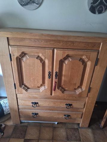 1 "kleine" kast met verlichting. 1 grote kast.  beschikbaar voor biedingen