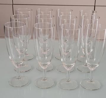 Set van 12 champagnefluiten  beschikbaar voor biedingen