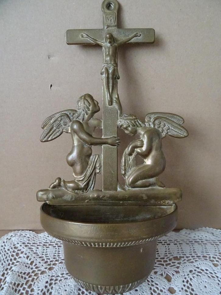 Antiek koperen wijwaterbakje met kruisbeeld engelen 31cm, Antiek en Kunst, Antiek | Religieuze voorwerpen, Ophalen of Verzenden