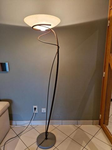 Jolie lampe de style sur pied beschikbaar voor biedingen