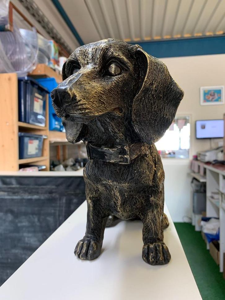 Teckel brons zittend deco groot, Tuin en Terras, Tuinbeelden, Nieuw, Dierenbeeld, Kunststof, Ophalen of Verzenden