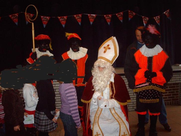 Sinterklaas- en 3 Pietenpakken, volledig compleet, Diversen, Sinterklaas, Zo goed als nieuw, Ophalen