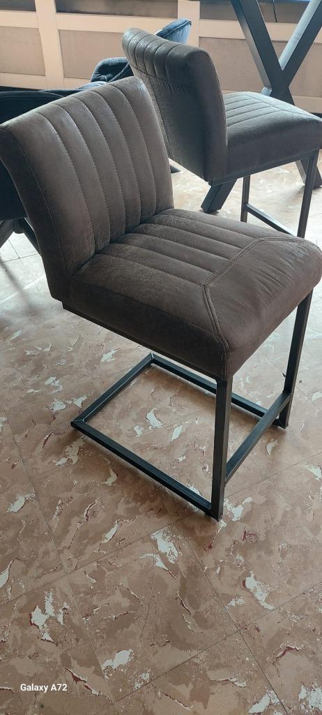 leuke barstoelen in grijze stof, Huis en Inrichting, Barkrukken, Zo goed als nieuw, 60 tot 90 cm, Metaal, 2 krukken, Met voetsteun