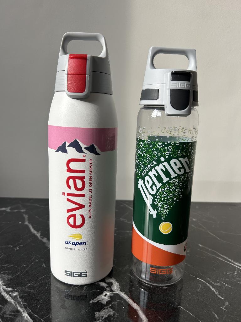 Bouteilles SIGG — Evian US Open et Perrier Roland Garros, Sports & Fitness, Gourdes d'eau, Comme neuf, Enlèvement ou Envoi