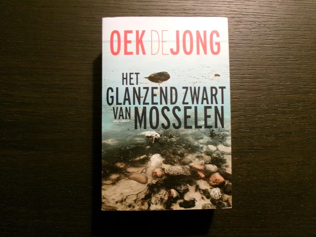 Het glanzend zwart van mosselen  -Oek de Jong-, Ophalen of Verzenden