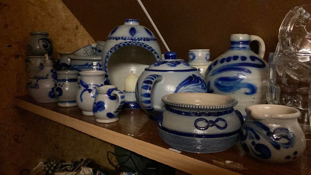 Blauwe aardewerken potten, Ophalen