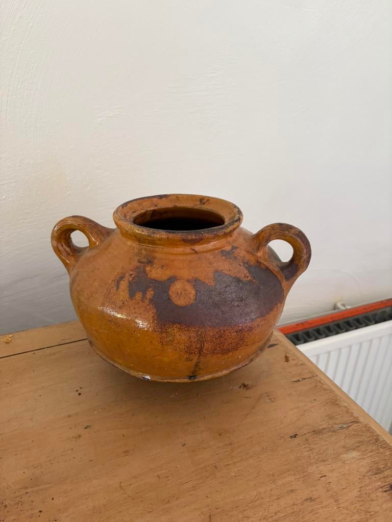 Antieke aardewerken pot met handvatten, Ophalen