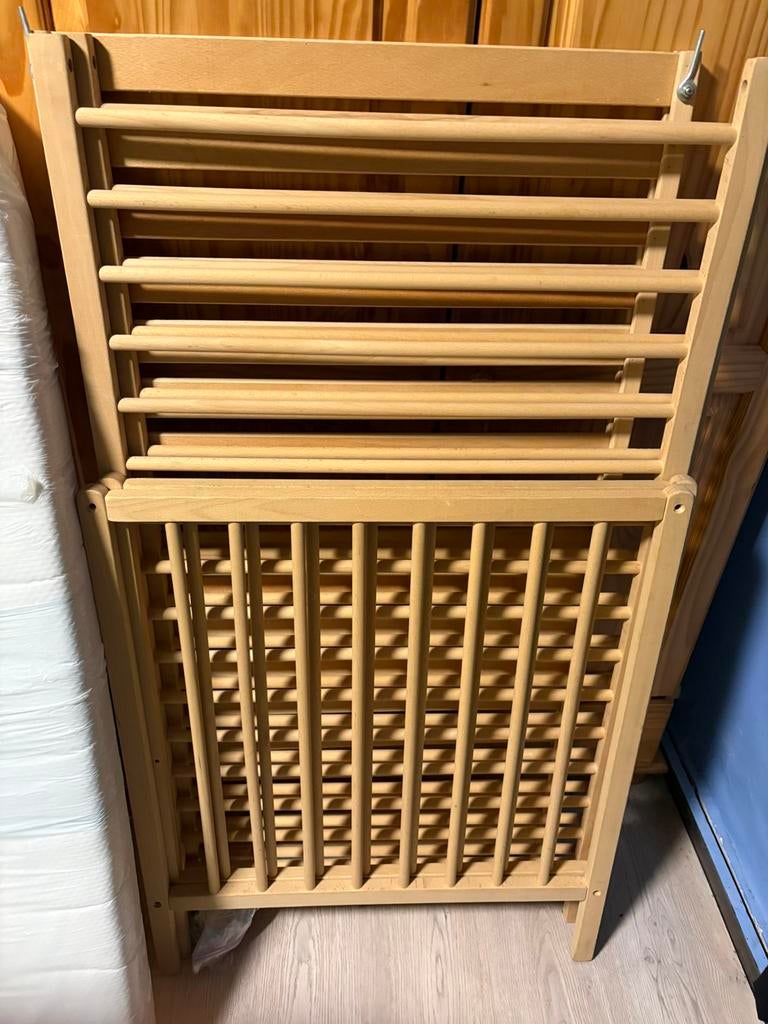 Lit + matelas + contour de lit bebe, Enfants & Bébés, Chambre d'enfant | Lits, Comme neuf, Matelas, Enlèvement