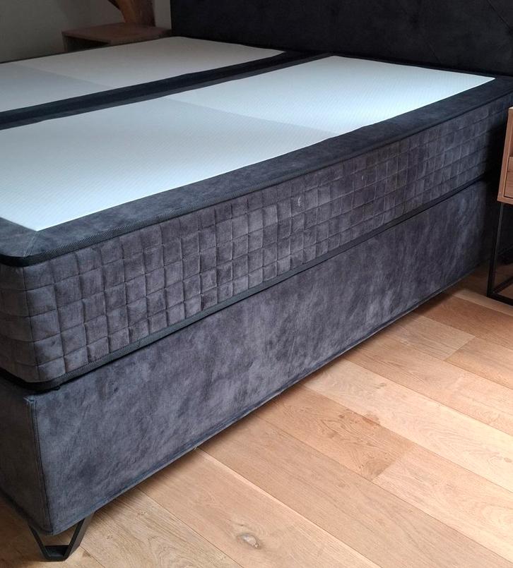 Boxspring + matrassen +voetbord 180x200 NIEUWSTAAT, Huis en Inrichting, Slaapkamer | Boxsprings, Zo goed als nieuw, 180 cm, 200 cm