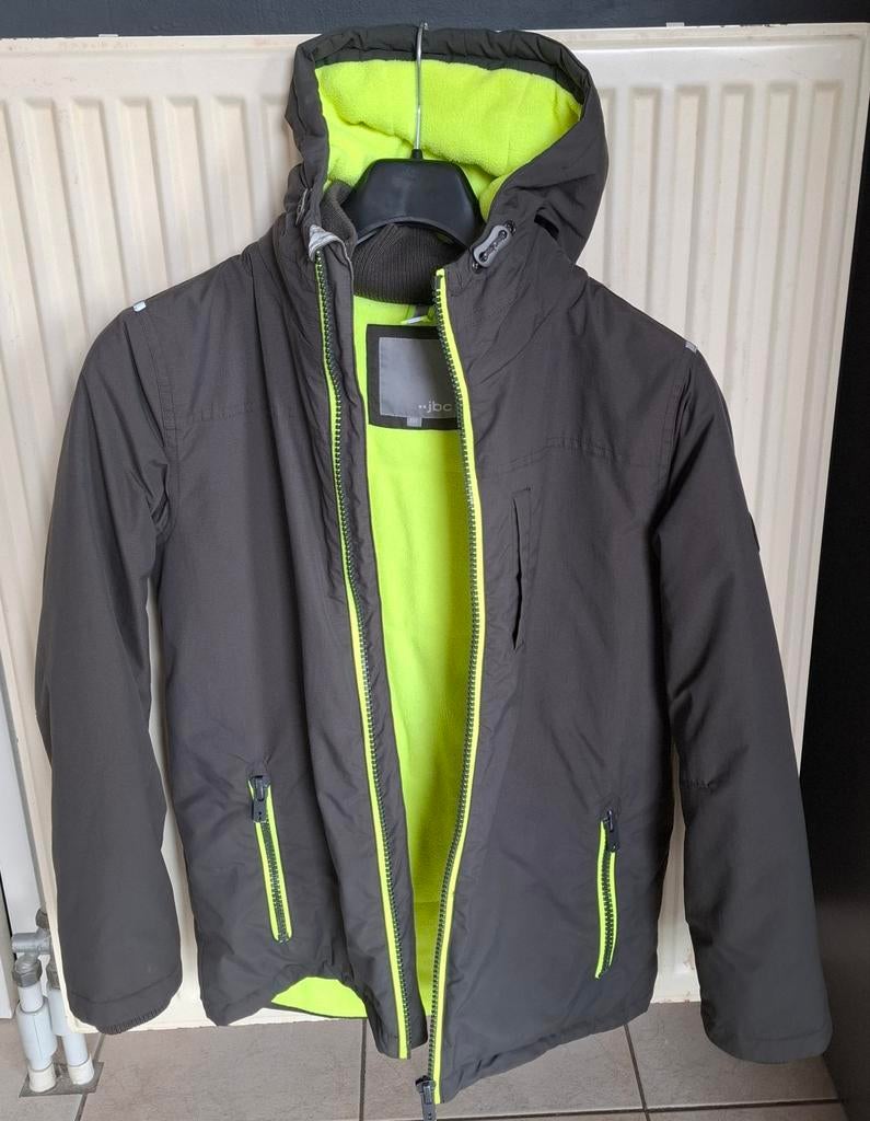 Bruin/groene jas met fluo accenten JBC maat 152 of 12 jaar, Ophalen of Verzenden, Zo goed als nieuw, JBC., Jongen