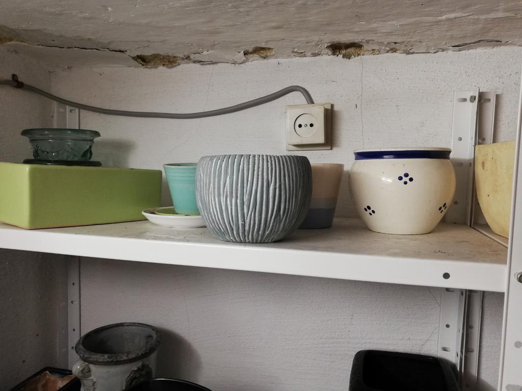 Toutes sortes de pots de fleurs, triés par couleur,, Enlèvement