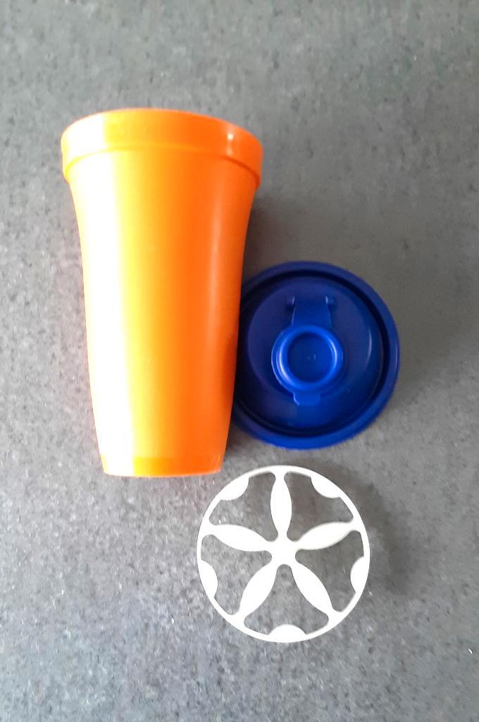 Te koop: Handige shaker van "Tupperware", Maison & Meubles, Cuisine| Tupperware, Utilisé, Orange, Enlèvement