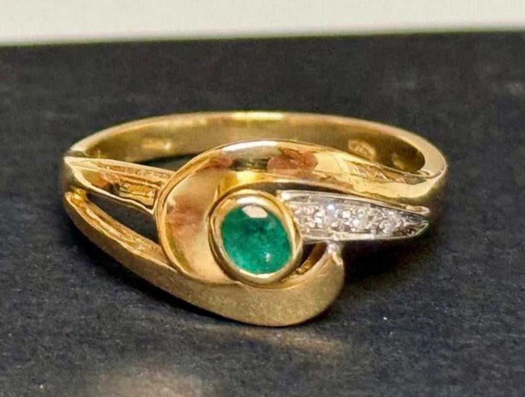 Prachtige 18 karaat gouden ring met diamanten en smaragd!, Geel, Ophalen of Verzenden, 17 tot 18, Met edelsteen