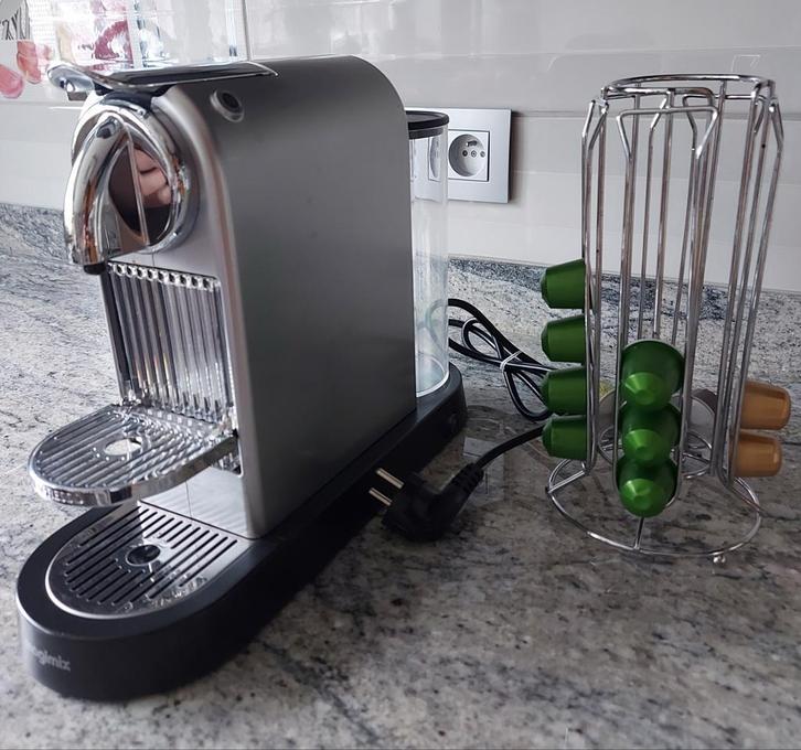 Machine à café NESPRESSO + support à capsules., Electroménager, Cafetières, Enlèvement