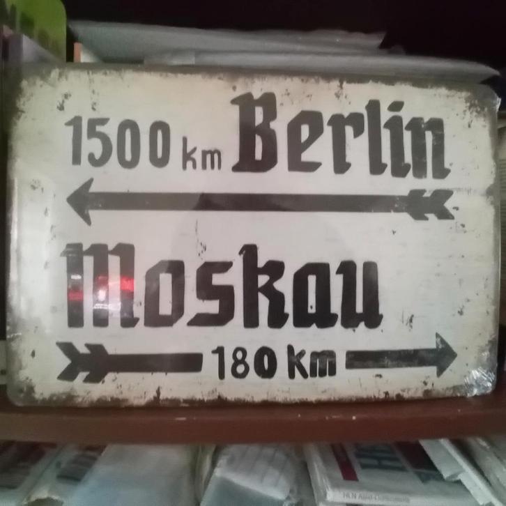 Panneau en métal Moscow Berlin 20 x 30 cm, Maison & Meubles, Accessoires pour la Maison | Tableaux à écrire & Proverbes, Enlèvement ou Envoi