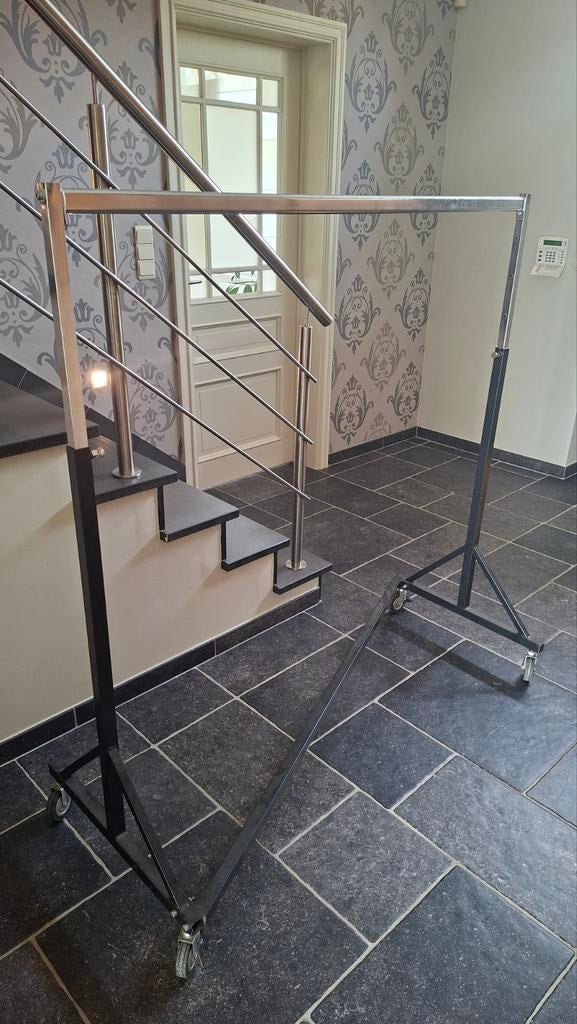 Stevig verstelbaar kledingrek op wielen, Ophalen