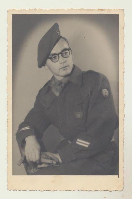 (m24) Zittende Korporaal, studiofoto, Verzenden