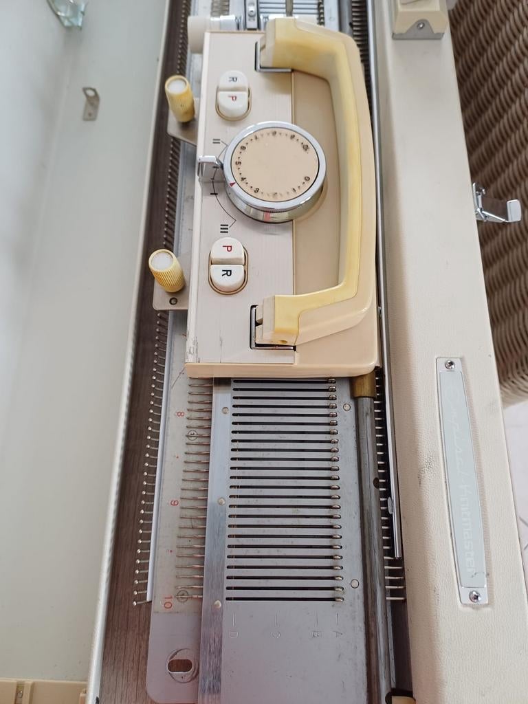 Breimachine dubbelbeds ik leg je de basis uit, Ophalen, Zo goed als nieuw, Breien, Machine