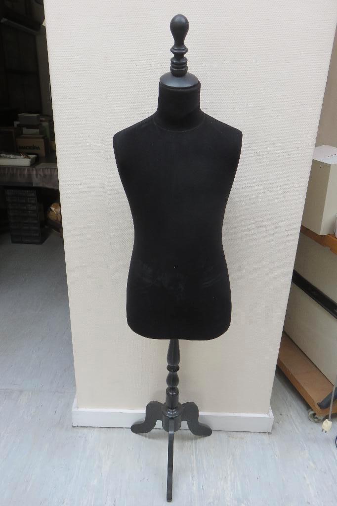 Mannequin ancien sur pied, Enlèvement