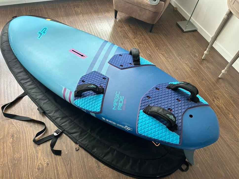 JP Magic Ride 139 - Groot Freeride board (lichtweer board), Watersport en Boten, Windsurfen, Ophalen, Minder dan 250 cm, Zo goed als nieuw