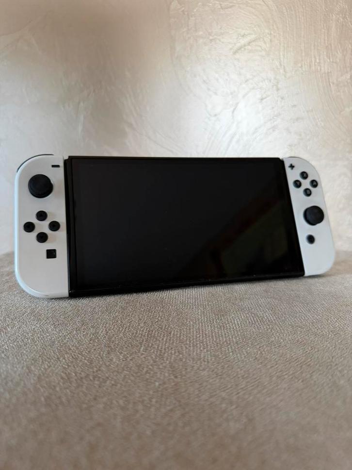 Nintendo Switch OLED - blanc, Consoles de jeu & Jeux vidéo, Consoles de jeu | Nintendo Switch, Utilisé, Switch OLED, Avec 2 manettes